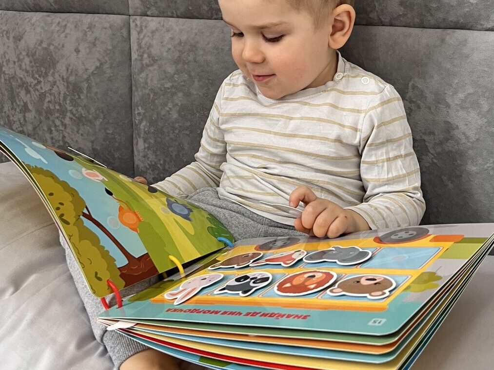 розвиваюча книжка на липучках 1+